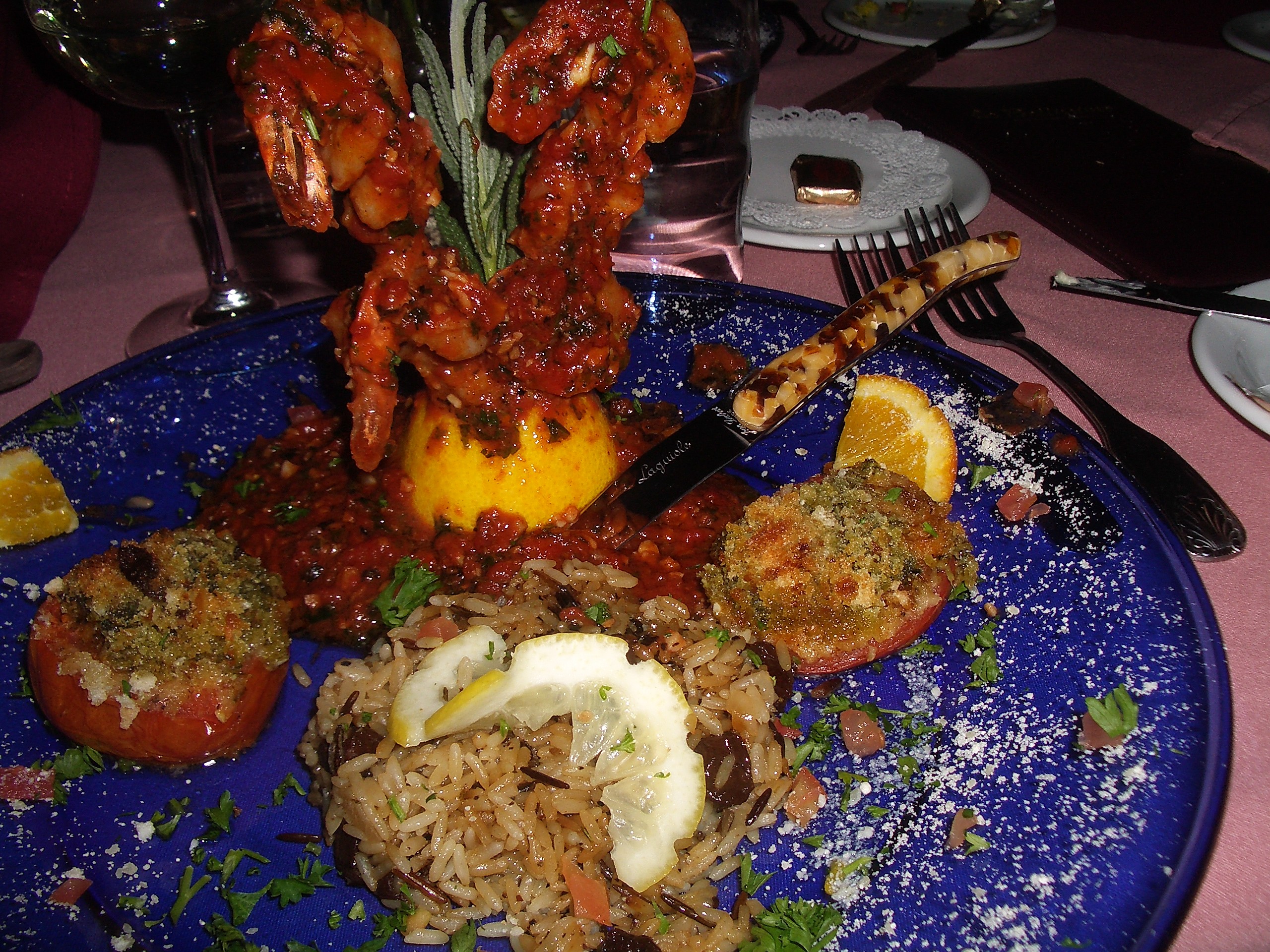 BROCHETTE DE CREVETTES ET QUEUES DE HOMARD FLAMBE AU PERNOT SAUCE TOMATE PERSILLE