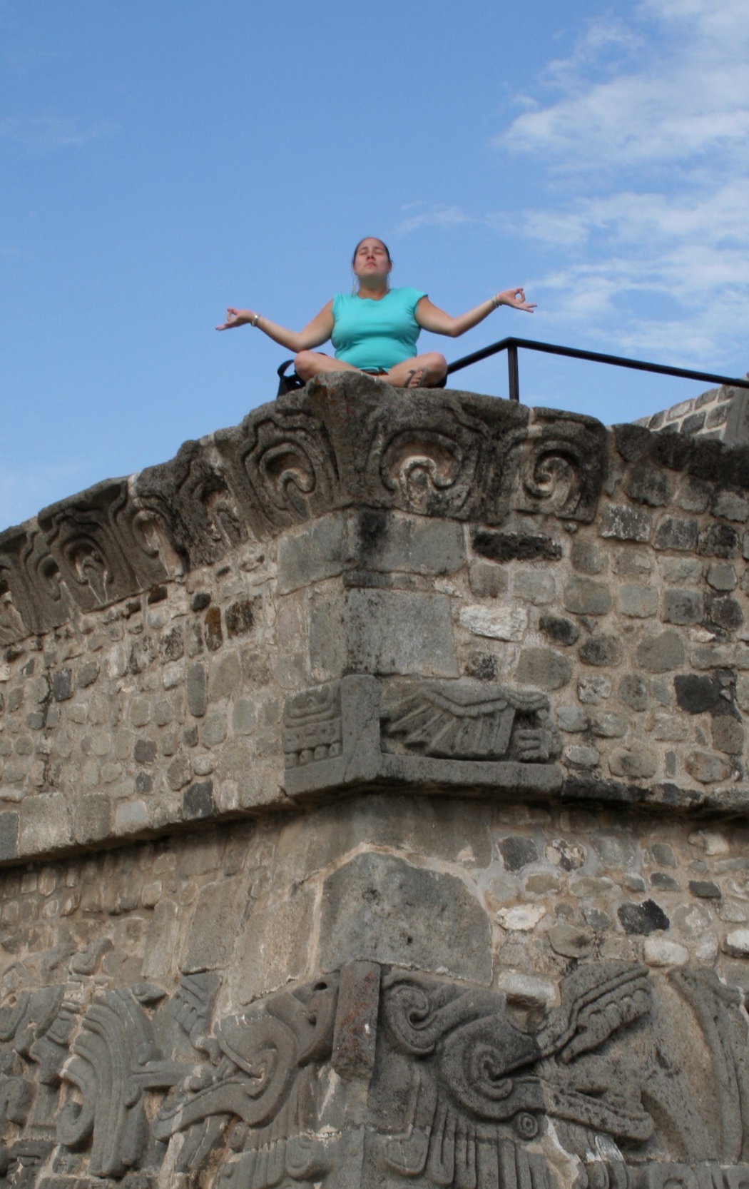 ANGIE MEDITANDO EN XOCHICALCO