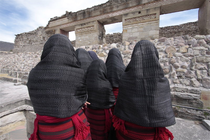 LAS NIAS DE MITLA