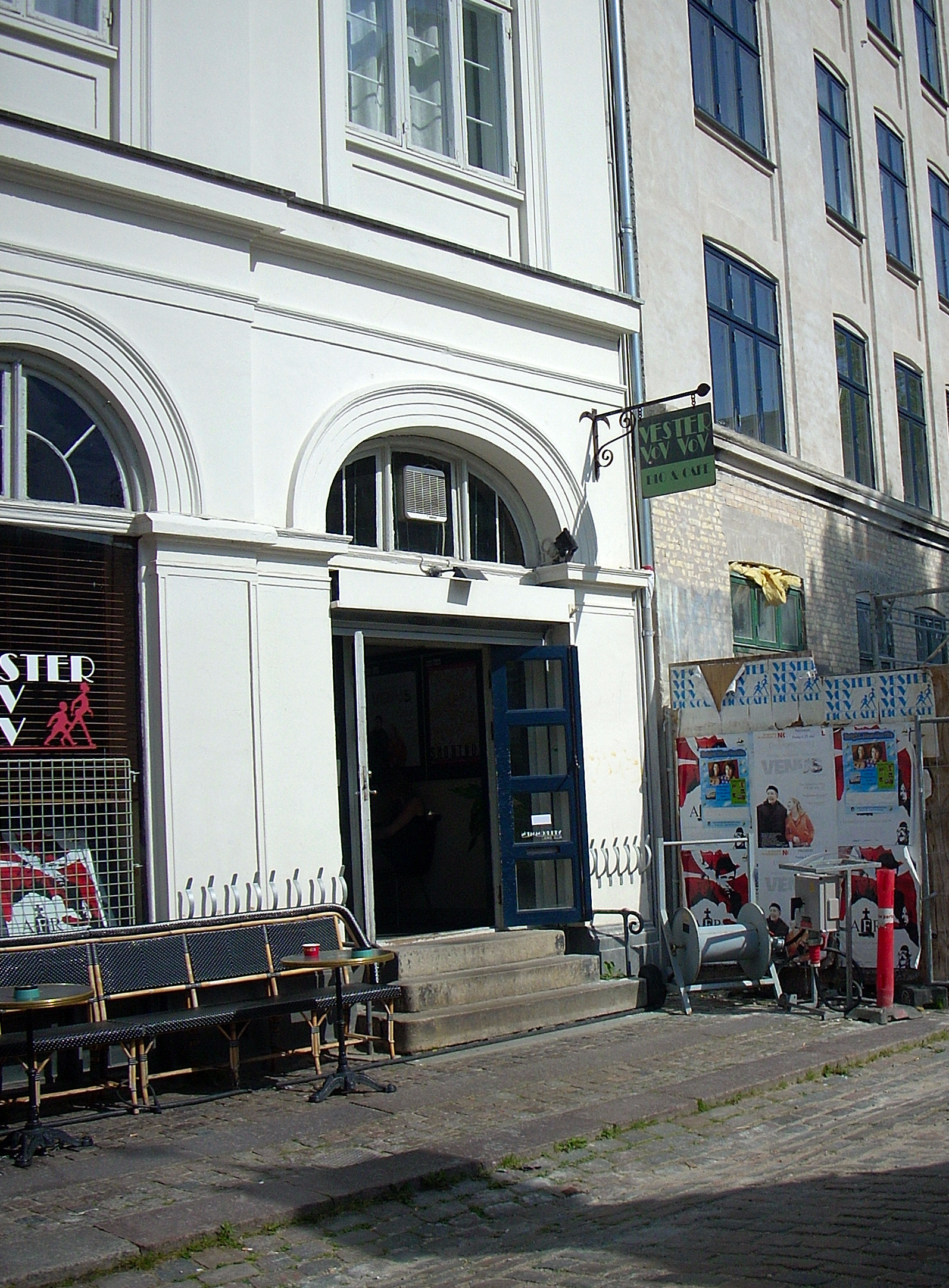 Vester Vov Vov  Entrance