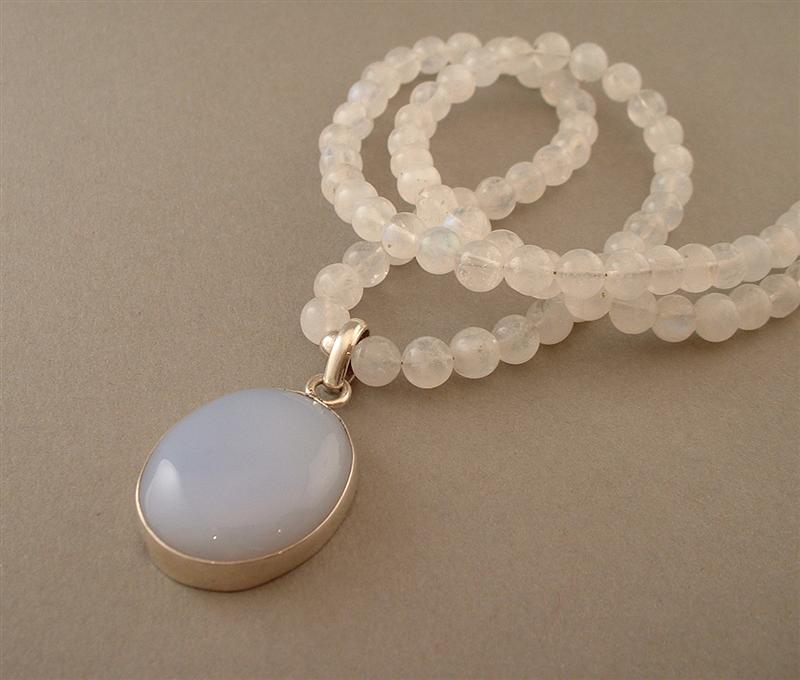 WN622 - Chalcedonay Pendent on Moonstone Beads