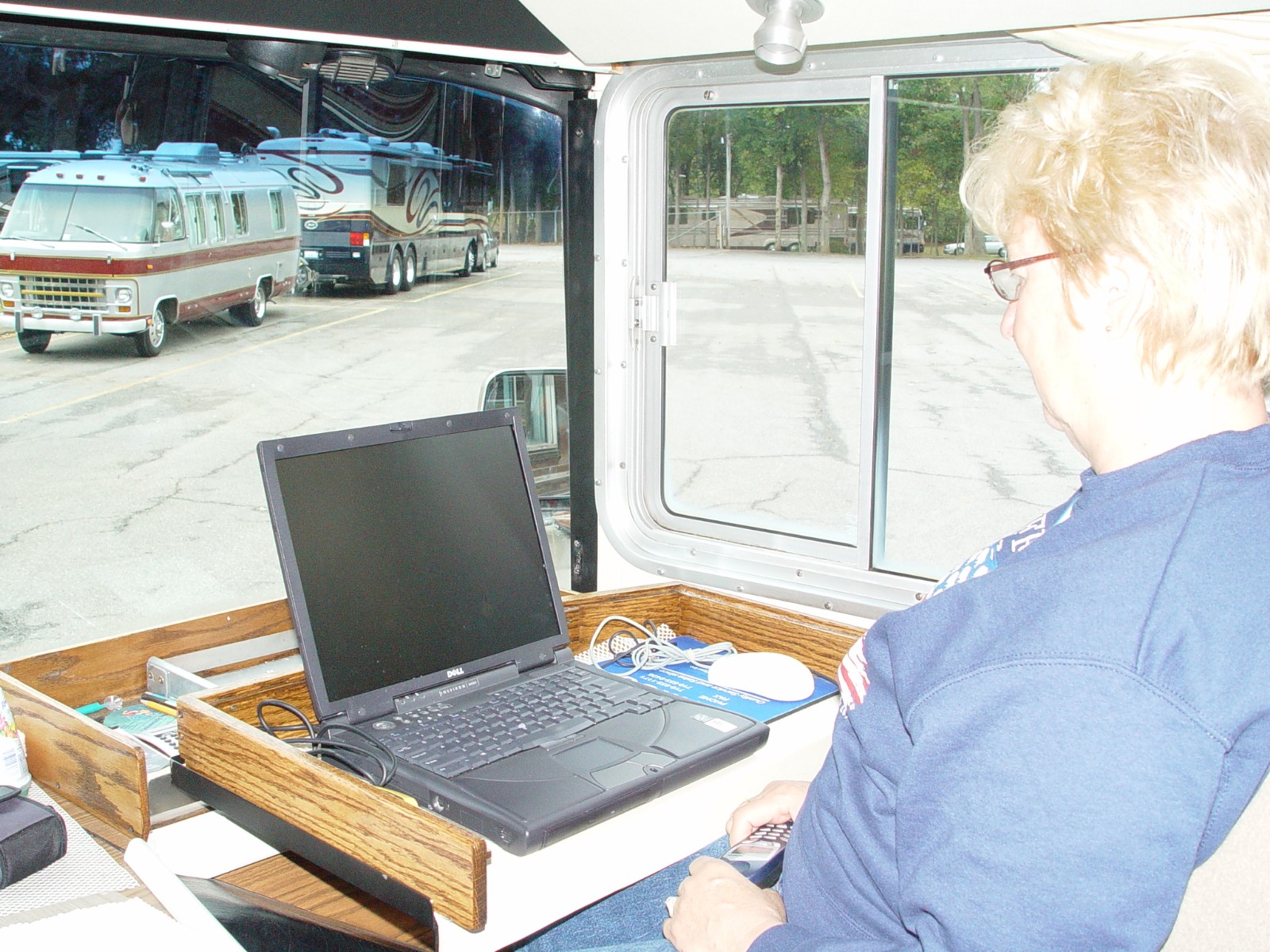 HERE CAROL PULLS THE COMPARTMENT OUT AND OPENS IT UP TO REVEAL THE LAPTOP, A REAL NEAT ADDITION.