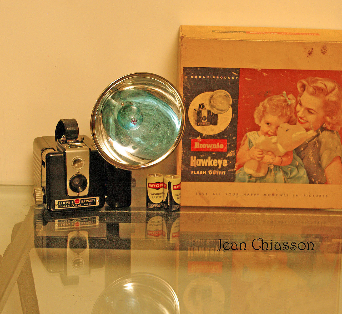 There is my new Camera ! ( kodak brownie Flash  )  Type: Box rollfilm Introduced 1949 Film size: 620 Picture size: 2 1/4 X 2 1/4