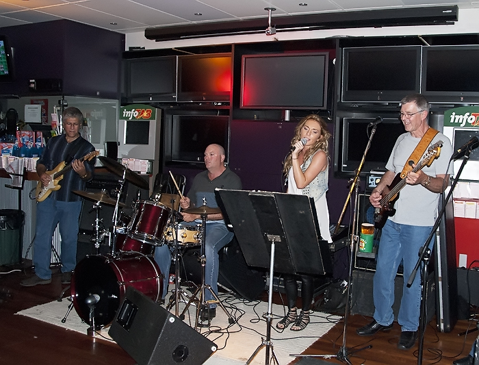 Jordan Thomson Sings at Agnus Water Tavern Australia