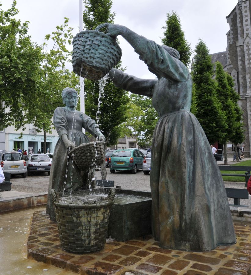 Cancale Statue rinsing  oysters.JPG