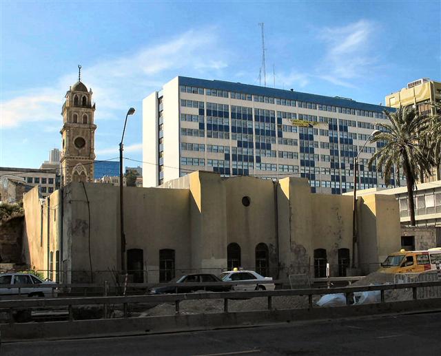 El Jarina Mosque, View From Haatsmaut Road (at background old Zim building).JPG