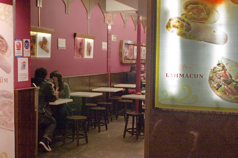 Pareja comiendo Fast food en una anodina tarde madrilea