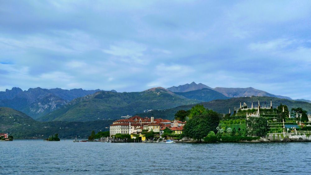 Walking along the lake from Carciano to Stresa...
