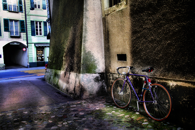 The bicycle and the alley