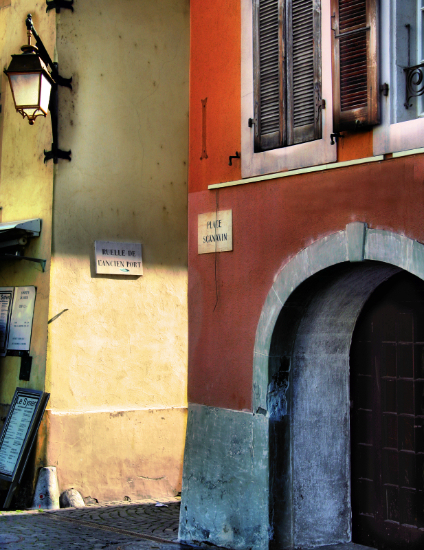 I might take the alley to the old port...