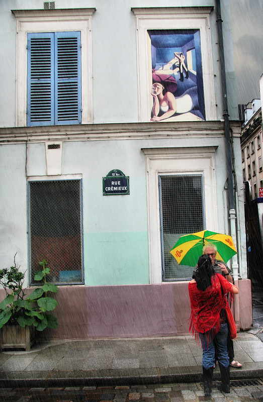 It's raining in Rue Crmieux...
