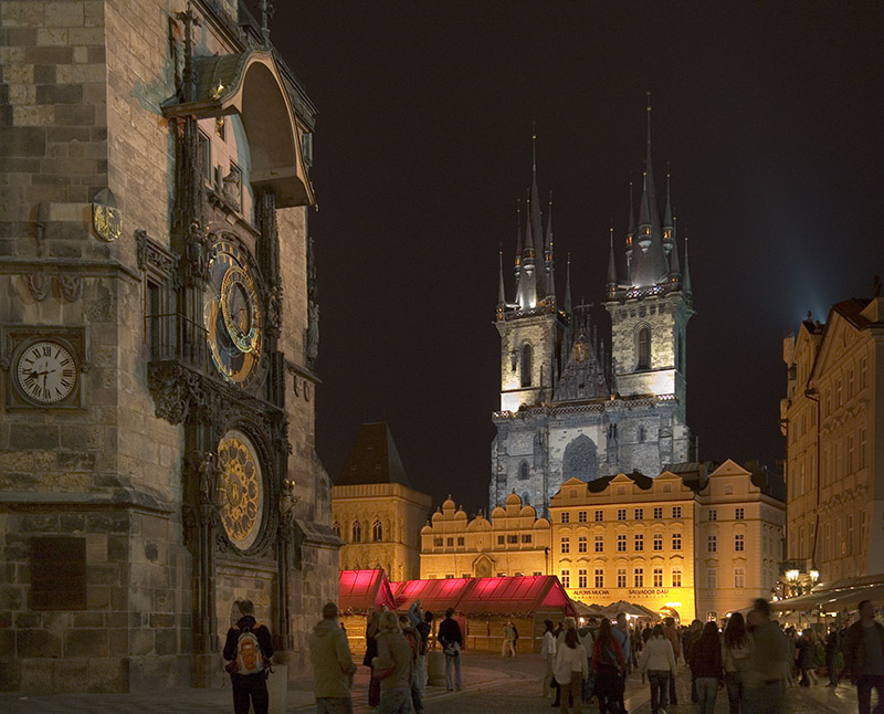 1594Night-OldTownSquare.jpg