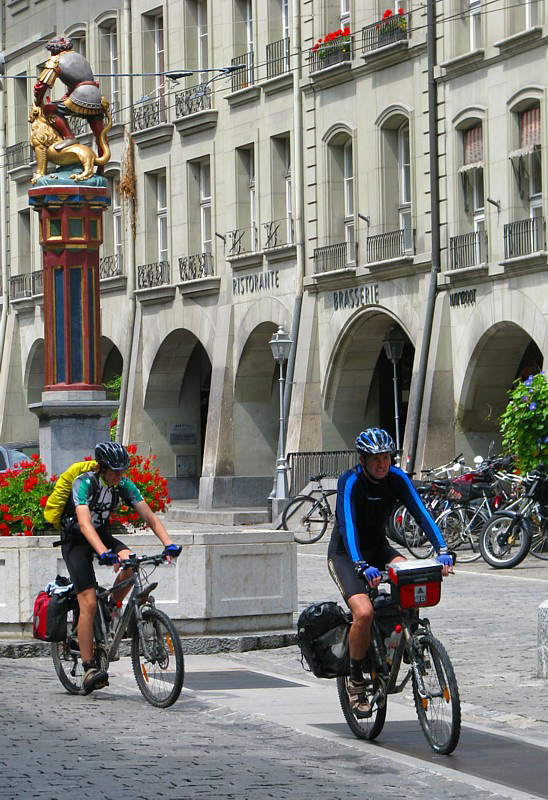 les deux cyclistes de la vieille rue
