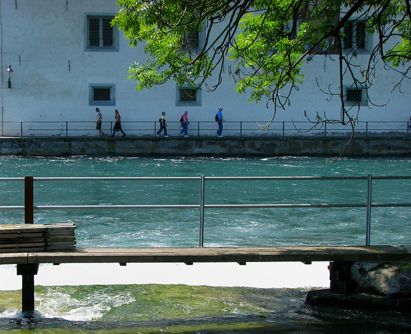 cinq touristes sur le quai oppos