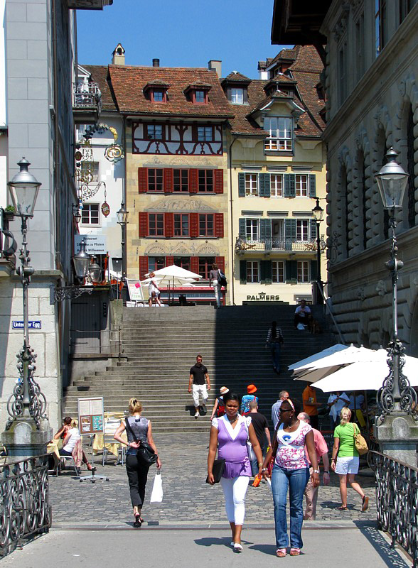vers une place de la vieille ville