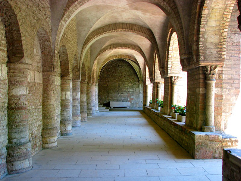 clotre de Tournus