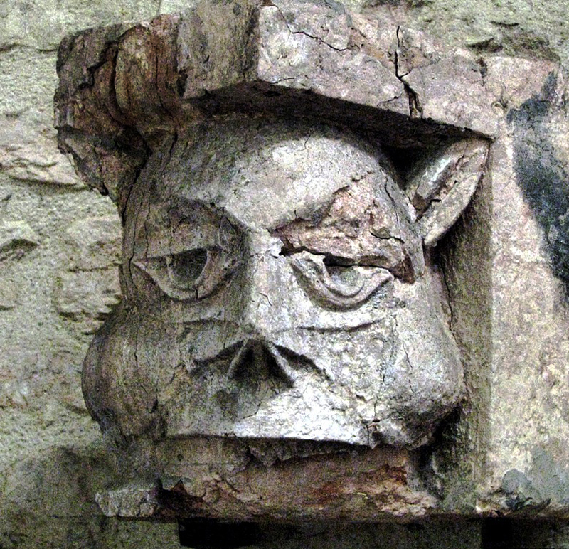 grotesque chapiteau