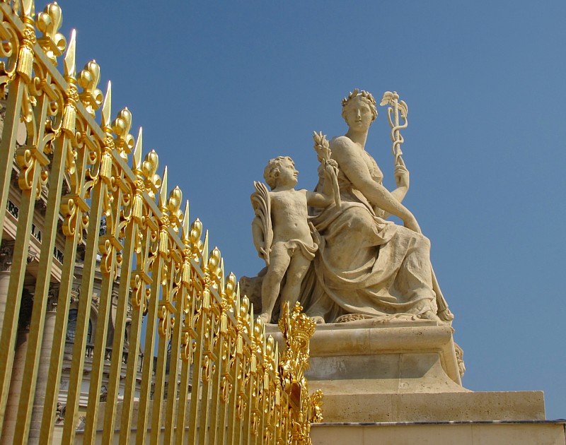 Une grille en or pour la statue