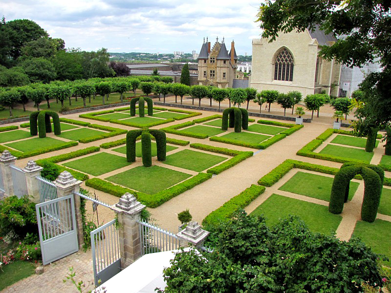 Jardin de la cour du chteau d'Angers