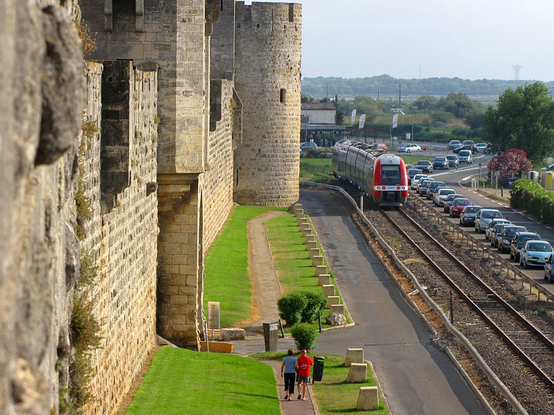 Un train prs des murailles