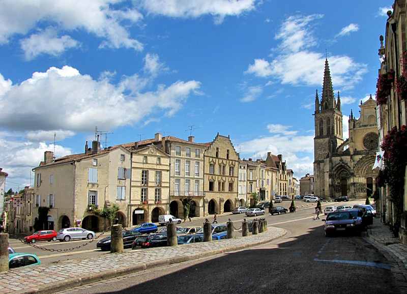 Bazas, place de la cathdrale