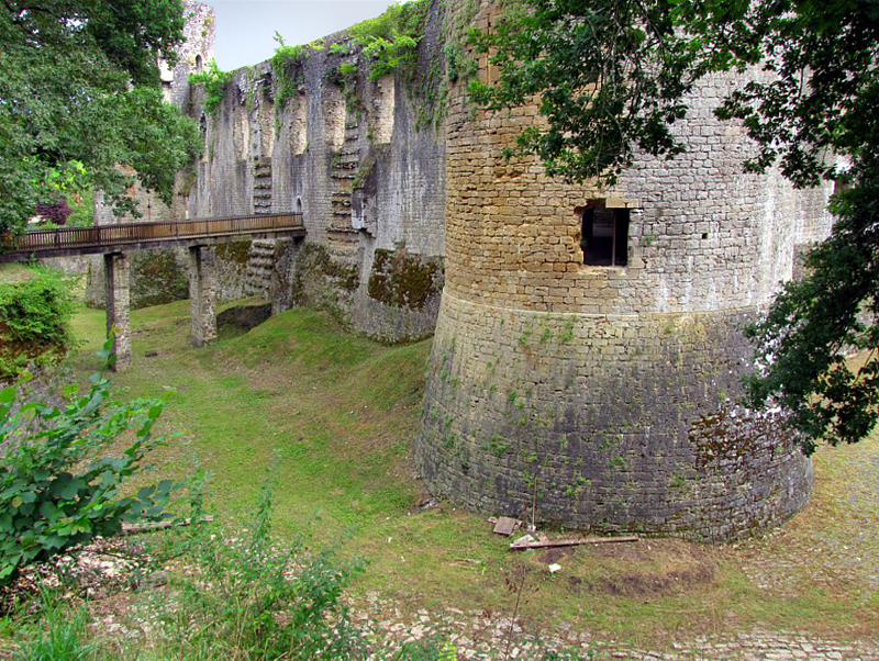  l'arrire du Chteau de Villandraut