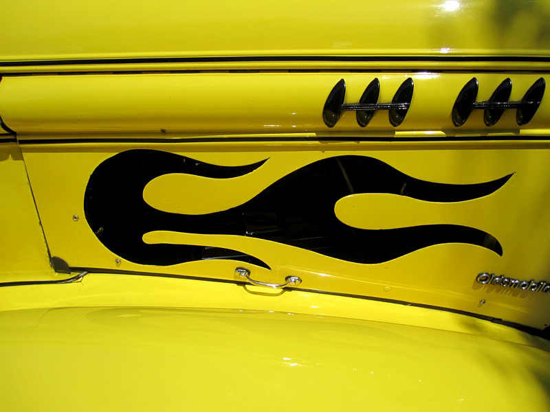 Oldsmobile jaune et noir