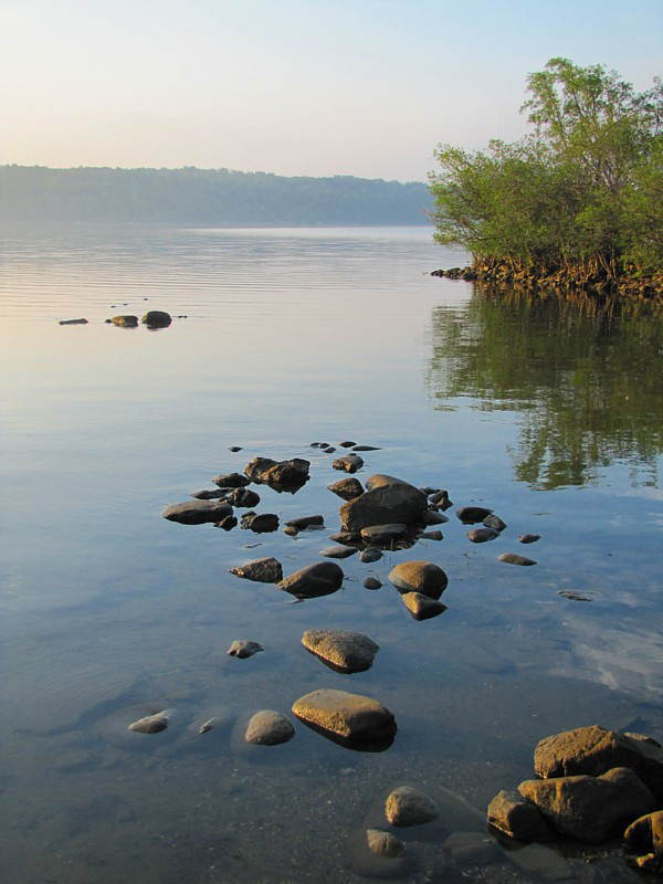 Des cailloux semblent flotter dans le lac