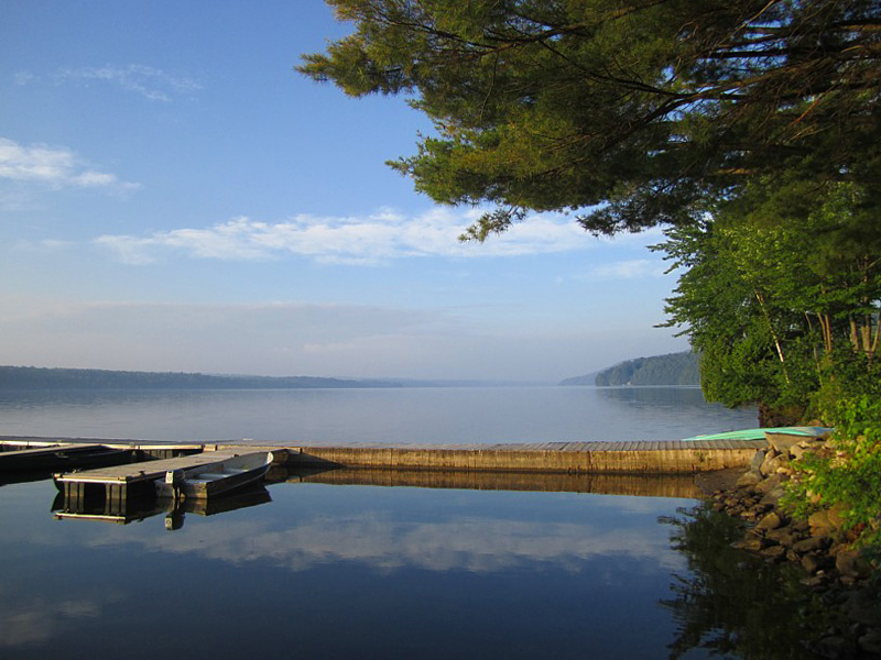 un lac , un quai