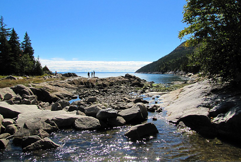 trois promeneurs sur les rochers