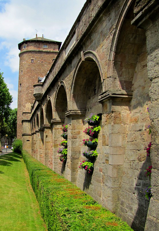 le long du mur