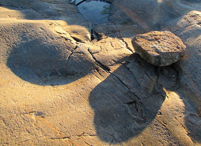 La roche plate et ses ombres