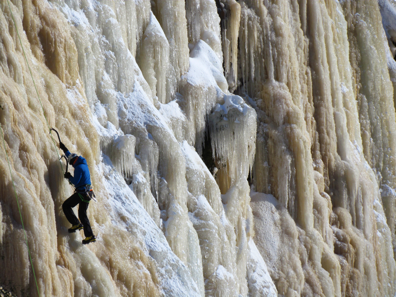 Seul sur la paroi de glace