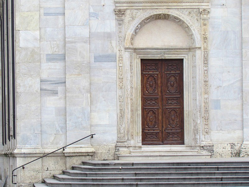 porte frontale laterale du Duomo