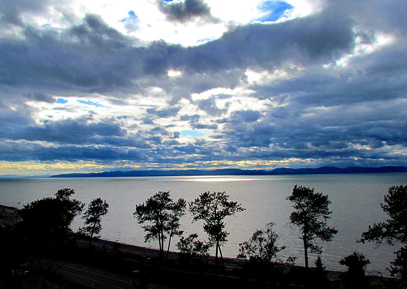 bord du fleuve avec fond de nuages