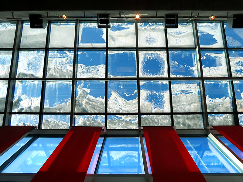 Mosaique de verre sur toit de neige