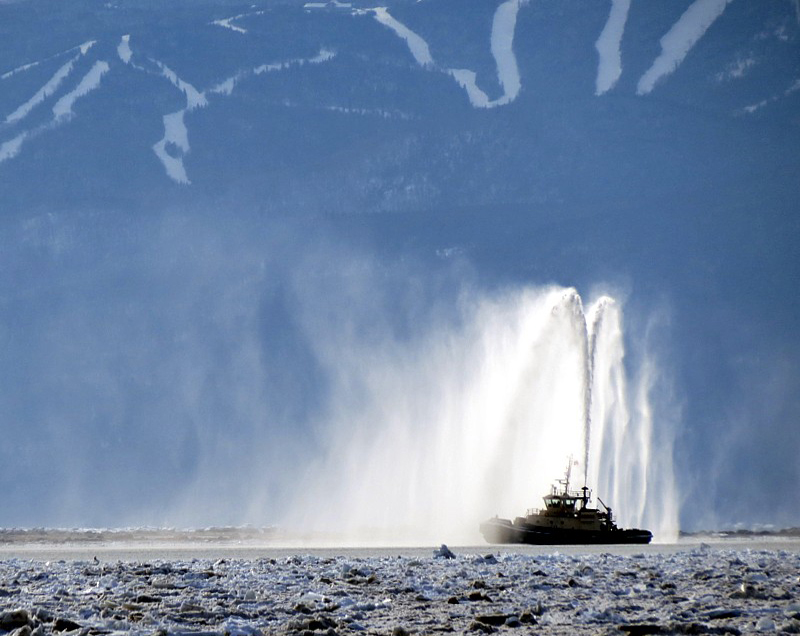 le remorqueur aux jets d'eau