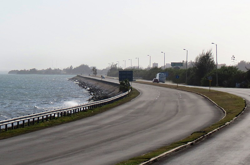 L'autopista au bord de la lagune