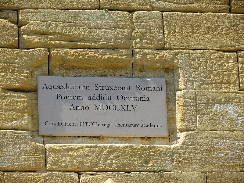 plaque du pont avec les dates