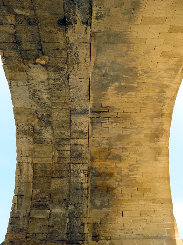 L'aqueduc romain  gauche, la  route napolonienne  droite