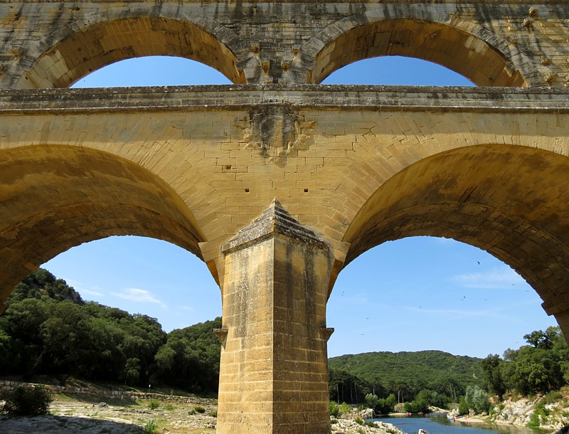 au pied du pont du Gard