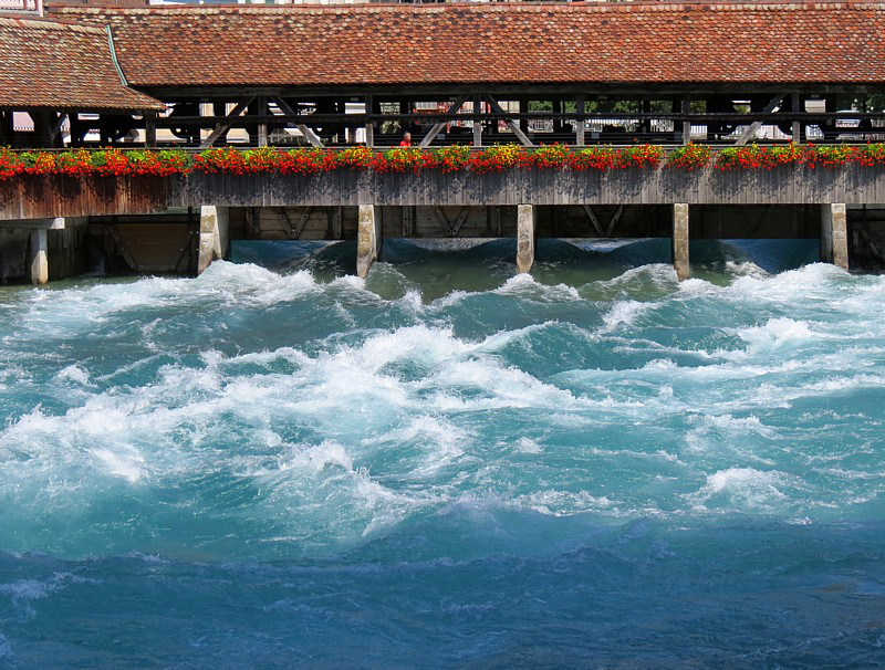 pont couvert et eau bleue des glaciers