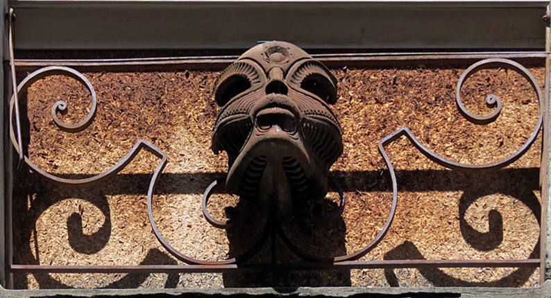 Une tte au balcon