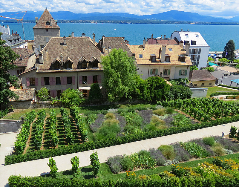 jardins devant le lac