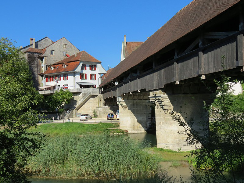 le pont menant  la vieille ville d'Aarberg