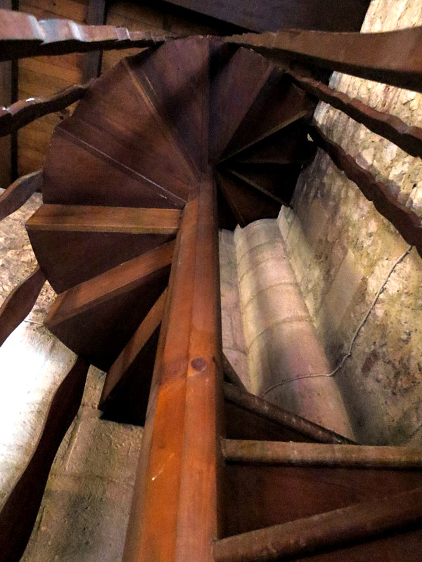 escalier de bois en colimaon