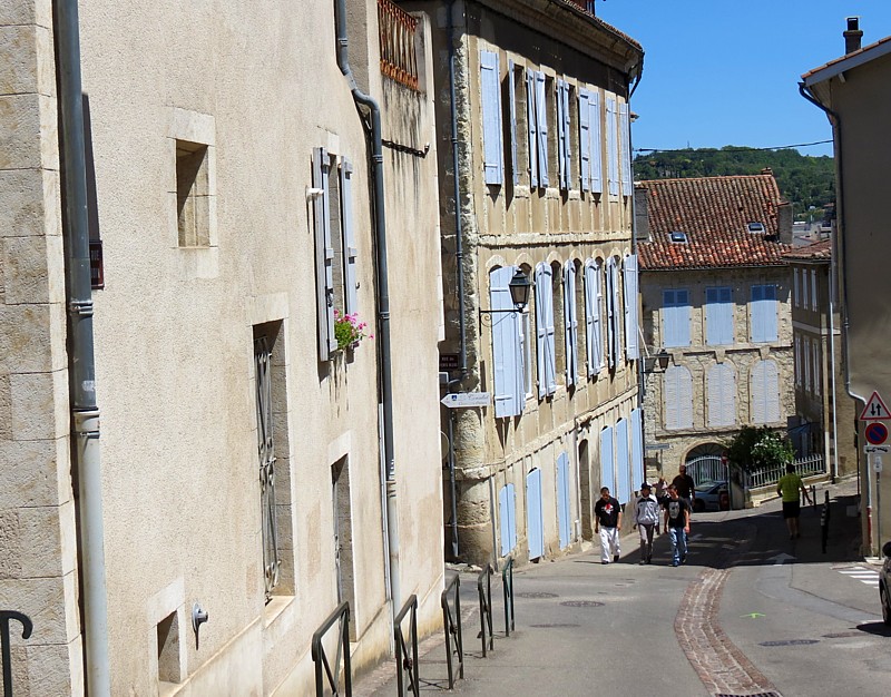 Auch monte  la vieille ville