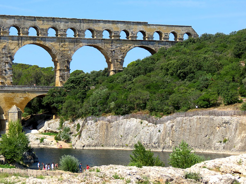 D'un cot de l'aqueduc