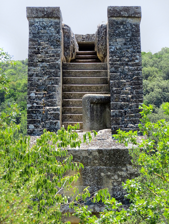 Gros plan sur l'aqueduc romain