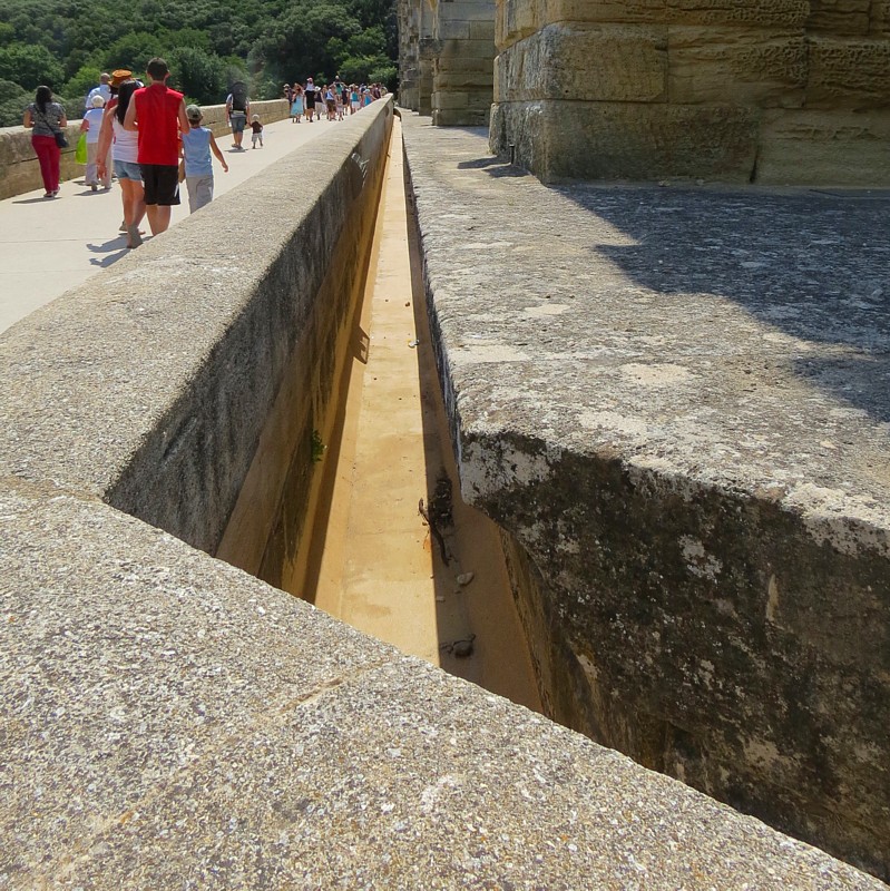 la sparation entre le pont et l'aqueduc romain